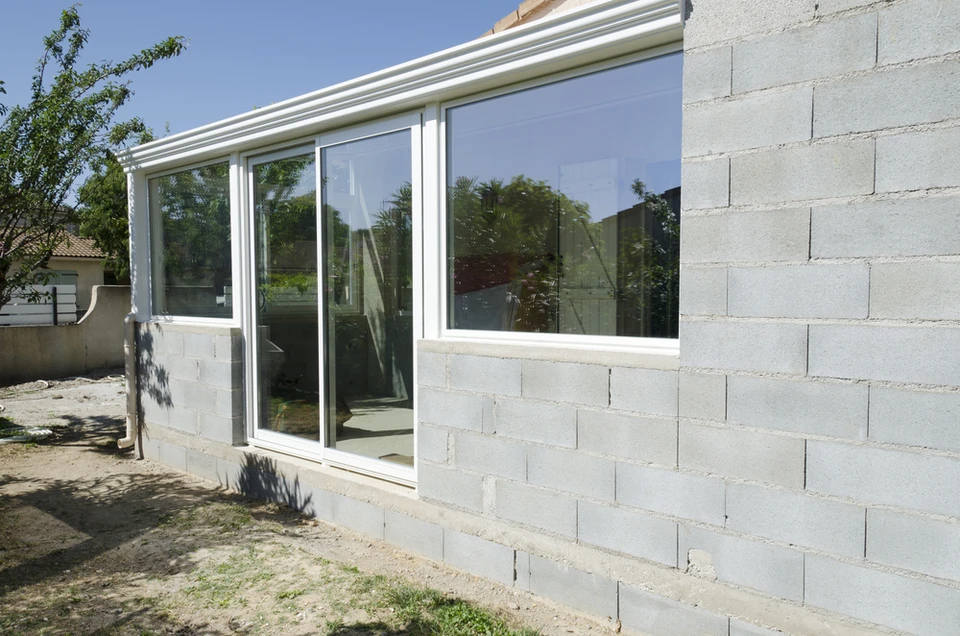 Chantier de construction résidentielle en cours avec murs en blocs de béton cellulaire
