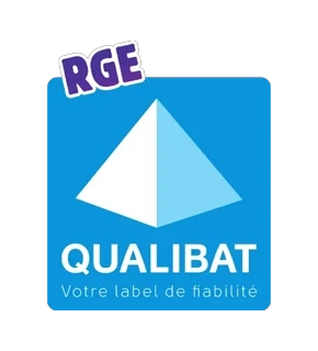 Logo ou pictogramme professionnel représentant la certification RGE Isolation intérieure : illustration d'une paroi/mur en coupe transversale montrant les couches d'isolation (isolant thermique en rose/rouge pale), avec des éléments visuels indiquant l'efficacité énergétique (flèches de chaleur bloquées, ou symbole d'énergie). Style moderne, épuré, à dominante bleue et verte évoquant l'énergie durable.