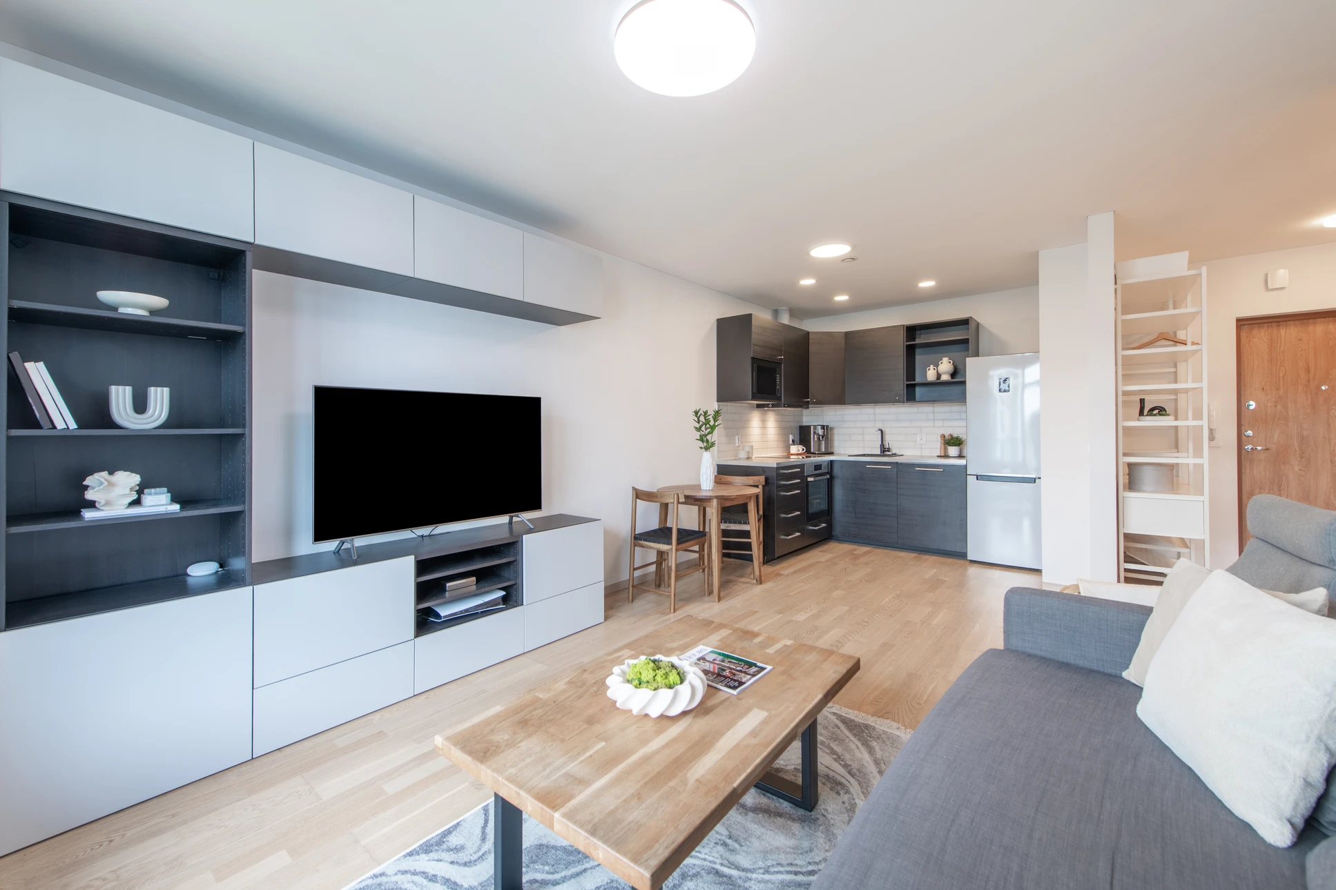 Chantier de construction intérieur avec ouvriers en casques de sécurité travaillant dans un espace en rénovation
